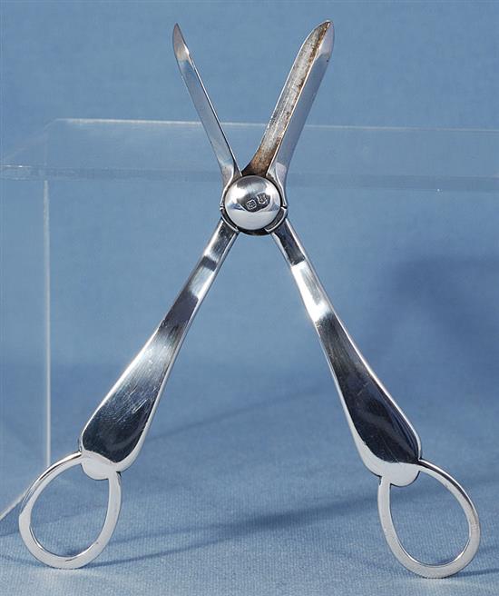 A pair of Edwardian silver grape shears, Length 165 mm Weight 2.7oz/85 grms